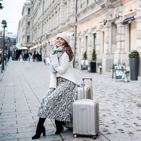 @strictlystyle knows how to steal the scene with our grey Lite-Cube Prime suitcase